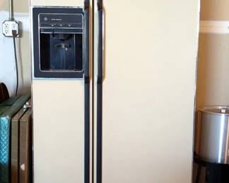 General Electric 21.6 Cubic Feet No-Frost Refrigerator-Freezer, 67" H x 33" W x 31.5" D, Powers On