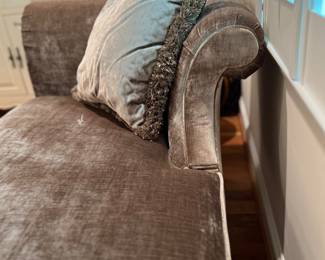 Come & cozy chaise lounge in neutral color. 