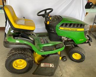  01 John Deere D130 Lawn Tractor 