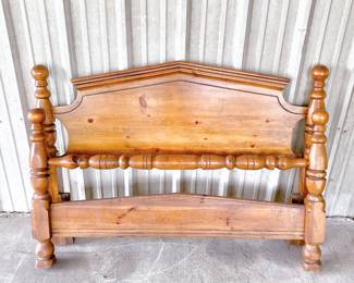 SOLID WOOD QUEEN BED FRAME - CANNONBALL BED - HEAVY AND STURDY
