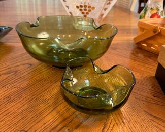Anchor Hocking green pinched chip and dip bowls, largest is 10"
