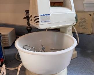 Hamilton Beach 5-speed mixer with stand, mixer body also can lift out for use without stand 