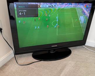 Samsung 32" TV (2010) with controller