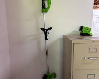 Greenworks GMax trimmer, battery charges easily