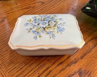 Porcelain trinket dish with blue floral lid 4.5"L