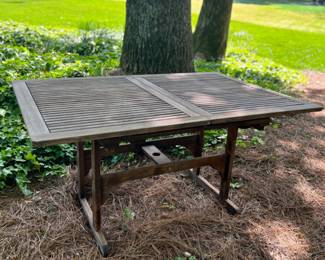 Outdoor expandable dining table