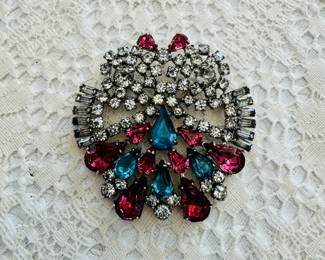 Beautiful vintage Kramer rhinestone brooch