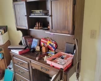 Desk w/hutch