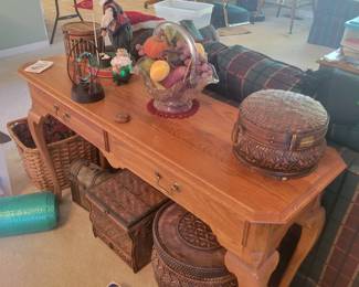 Baskets and sofa table 