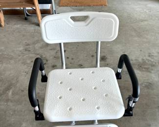 Shower/bath chair that swivels