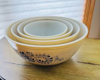 Pyrex bowl set