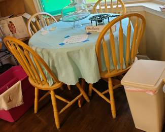 Table and 4 chairs
Table top need a lil love
Great set for small  areas or Apartment 
