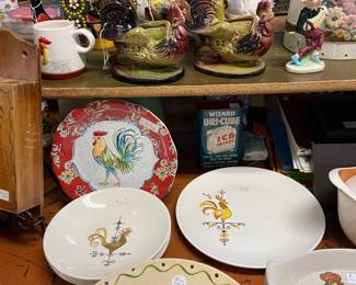 Rooster theme plates , figurines