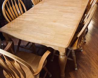 Wood Expandable Dining Table w/6 Chairs.