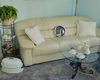Beautiful leather couch in mint condition