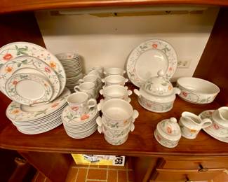 Villeroy & Boch “Albertina”
Dinner plates 12
Salad plates 12
Berry bowls 12
Soups coupes 12
 Dessert plates 5
Saucers 12
Cups 9
 Large round platter 1
Round covered casserole 1
Round serving bowl
Sugar creamer
Gravy boat and base
