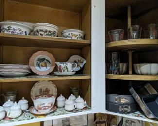 Assorted porcelains and set of pot de cremes. 