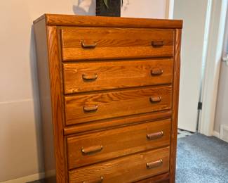 Bedroom chest of drawers  