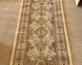 Runner (tan, maroon)