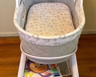 Delta Childrens Deluxe Moses Bassinet W Extra Mat