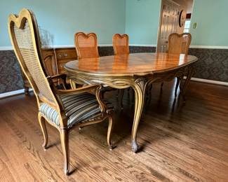 Detailed view of Drexel dining table and chairs