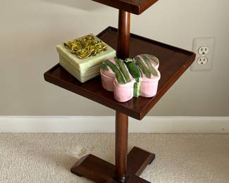 Two tier accent table 