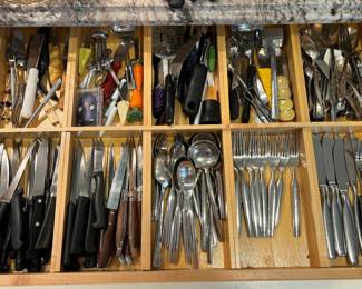 Silverware, knives, kitchen utensils 