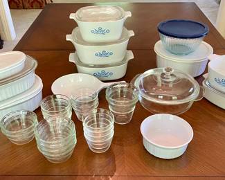 Lot 037-LR: CorningWare & Pyrex Assortment

Features: 
•	Assortment of CorningWare and Pyrex pieces of various sizes
•	Please refer to photos for details.

Condition: Good pre-owned condition. A few dishes are missing lids.


