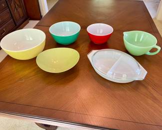Lot 039-LR: Colorful Mid-Century Baking Lot

Features: 
•	3 colored Pyrex mixing bowls
•	1 white Pyrex serving dish
•	1 Fire King bowl
•	1 green plastic bowl


Condition: Good pre-owned condition. Age-and-use-related wear is evident on some bowls, see pictures.

