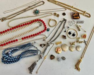 Lot 050-LOC: Costume-Jewelry Grab-Bag

Features: 
•	Includes an assortment of colorful necklaces, pins, brooches, and earrings. All pieces are costume.



Condition: Items are generally in Good pre-owned condition.

