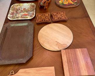 Lot 043-LR: Platters & Cutting Board

Features: 
•	4 wood cutting boards – various sizes
•	Also includes 2 metal trays, 2 wood trivets, 1 turkey platter and a cannon-themed salt & pepper duo

Dimensions: N/A

Condition: Good pre-owned condition. Please refer to photos.


