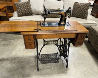 Vintage Singer Sewing Machine in Table Orlando Estate Auction
