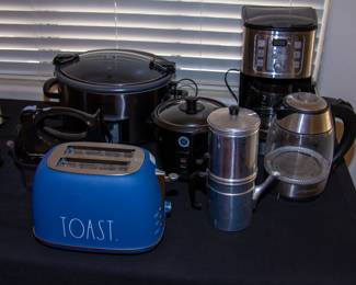 Kitchen appliances(coffee maker, toaster, slow cooker)
