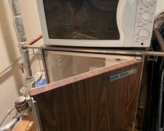 GE small refrigerator cart (needs a new seal on door)