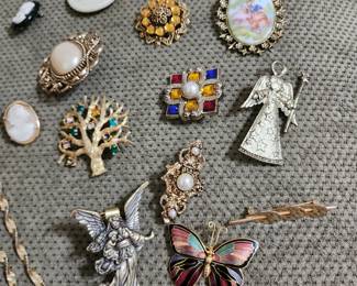 Lots of vintage pins 