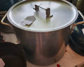 Large gumbo pot