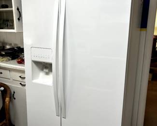Really nice 2015 refrigerator.  Nice and big and works great.