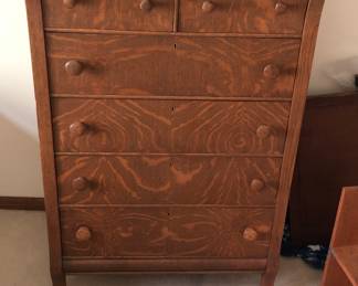 Excellent tiger oak chest of drawers in outstanding condition