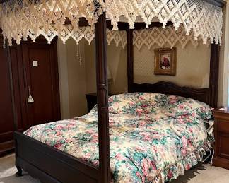 Henredon Queen Size Canopy Bed. (Mattress not Included)