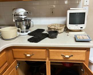 Cast iron chili pot and corn bread pans, electric mixer, roasting pan and other kitchen ware items