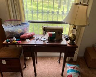 Singer 404 Sewing Machine in Cabinet