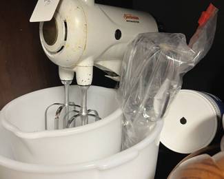 Sunbeam Mixmaster w/2 milk glass bowls