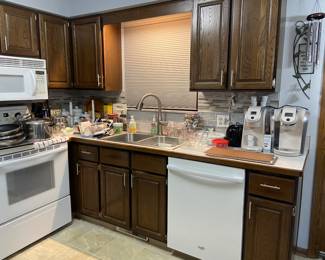 Lots of kitchen and other household items 