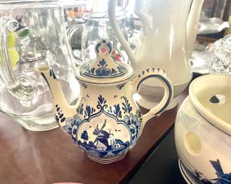 Delft teapot / glassware 