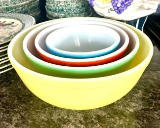 vintage Pyrex bowls - vibrant colors 