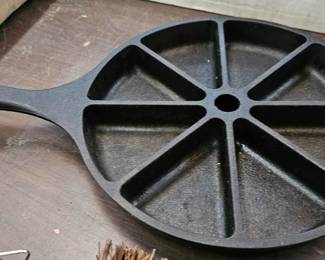 CAST IRON CORN BREAD PAN