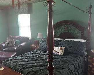 Queen size Canopy bed
