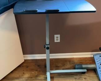Adjustable laptop carts