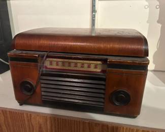 Antique radio and turn table