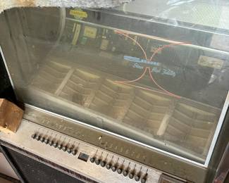Vintage Seeburg Stereo High Fidelity Jukebox, protective glass is broken 